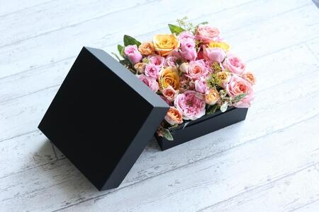 季節の厳選花材を使ったボックスフラワーアレンジメント(15本〜20本)