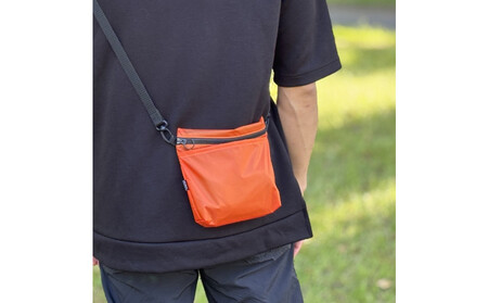 [オレンジ]雨の日にも!ポケット付き軽量ナイロンショルダーバッグ サコッシュ 撥水ポシェット