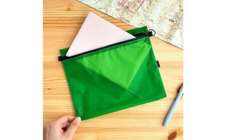 [緑]A5サイズが入る軽いナイロンフラットポーチ 旅行用 着替え