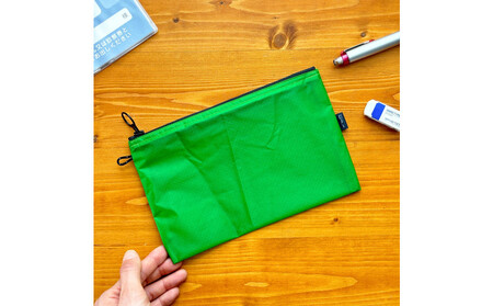 [緑]A6が入るとっても軽いナイロンフラットポーチ(マチなし)旅行用や化粧品にも