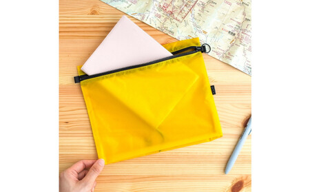 [黄色]A5サイズが入る軽いナイロンフラットポーチ 旅行用 着替え