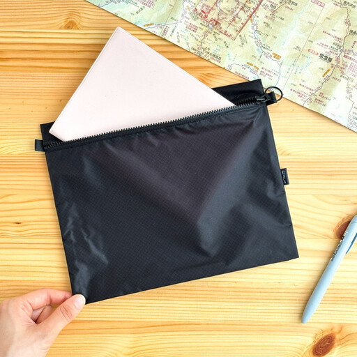 【黒】A5サイズが入る軽いナイロンフラットポーチ　旅行用　着替え
