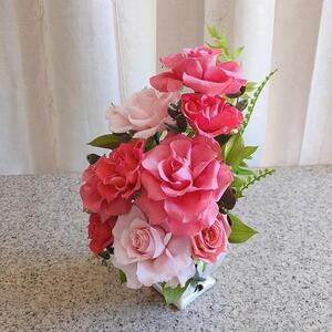 大輪のバラの花が咲き誇るプリザーブドフラワー・bell薔薇(クリアケース入り) ピンク系