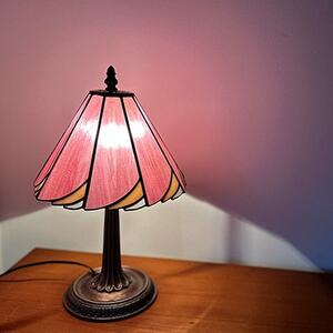 Nijiiro Lamp のステンドグラスのテーブルランプ カトレア ピンク