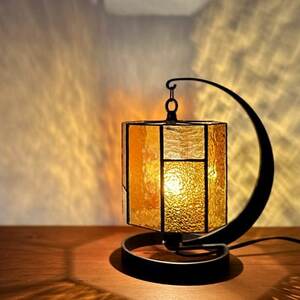 Nijiiro Lamp のステンドグラスのテーブルランプ サークルクリア アンバー