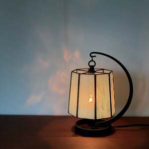 Nijiiro Lamp のステンドグラスのテーブルランプ ファン ホワイト