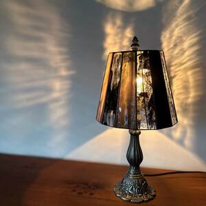 Nijiiro Lamp のステンドグラスのテーブルランプ バロン ブラック