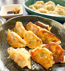 [定期便全3回]3ヶ月に1回お届け 居酒屋のおかあちゃん手作り もちもち福刻餃子 75個(25個×3袋) 碧南産にんじん入り