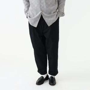 BEAMS PLUS 2プリーツ ツイル パンツ　BLACK　XL