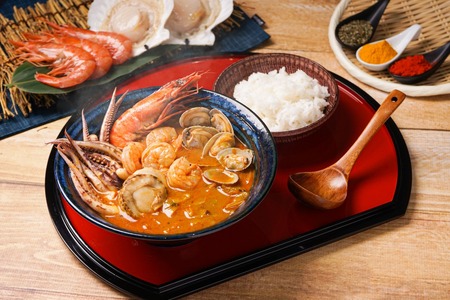 奥芝商店・北海道の恵み！竜宮の賄い 海鮮スープカレー 【2~4人前入り】 北海道 500g 2個 パウチ 札幌 グルメ ご当地 お取り寄せ 札幌 スープカレー 専門店の味 レトルト 人気 魚介 冷凍