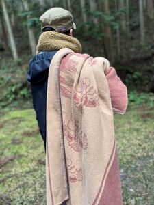 赤外線を吸収して温かくなる難燃ボアの焚火カモ柄ブランケット　Lサイズ_カーキドラブ【G0650】