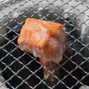 【訳あり】骨取り うす塩 銀鮭 切り落とし 300g×4パック(総計1.2kg)【配送不可地域:離島】【1612120】