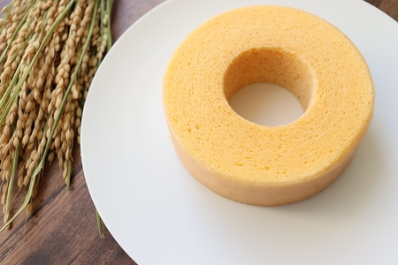 ココトモBOX (ソフトバウム 白米 1個＆贅沢バウム ウイングいちご 1個) 自家製生米粉100%のしっとりバウムクーヘンが人気 CB-022 [0530]