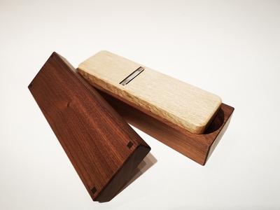 【百年物語プロジェクト】台屋 鰹節削り器 赤香 青紙×ウォルナット