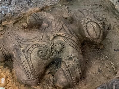 縄文発掘レリーフ　遮光器土偶（片足）