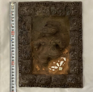 縄文発掘レリーフ　遮光器土偶（片足）