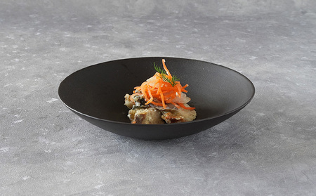 深皿Φ180　黒貝 常滑焼 陶器 皿 日本製 手作り おしゃれ シンプル ボウル やきもの マット 食器 サラダ皿 カレー皿 おもてなし ギフト プレゼント 贈り物 結婚祝い 和食器 料理 キッチン用品 飾り台 日本六古窯 焼き物 電子レンジ可 食洗機可 