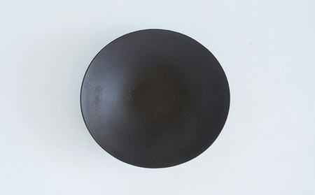 深皿Φ220 黒貝 常滑焼 陶器 皿 日本製 手作り おしゃれ シンプル ボウル やきもの マット 食器 サラダボウル サラダ皿 カレー皿 おもてなし ギフト プレゼント 贈り物 結婚祝い 和食器 料理 キッチン用品 飾り台 日本六古窯 焼き物 電子レンジ可 食洗機可
