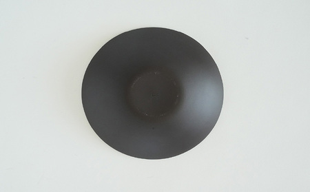 深皿Φ220 黒貝 常滑焼 陶器 皿 日本製 手作り おしゃれ シンプル ボウル やきもの マット 食器 サラダボウル サラダ皿 カレー皿 おもてなし ギフト プレゼント 贈り物 結婚祝い 和食器 料理 キッチン用品 飾り台 日本六古窯 焼き物 電子レンジ可 食洗機可