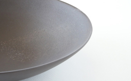 深皿Φ220 黒貝 常滑焼 陶器 皿 日本製 手作り おしゃれ シンプル ボウル やきもの マット 食器 サラダボウル サラダ皿 カレー皿 おもてなし ギフト プレゼント 贈り物 結婚祝い 和食器 料理 キッチン用品 飾り台 日本六古窯 焼き物 電子レンジ可 食洗機可