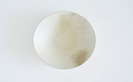 深皿Φ180 白貝 常滑焼 陶器 皿 日本製 手作り おしゃれ シンプル ボウル やきもの マット 食器 サラダ皿 カレー皿 おもてなし ギフト プレゼント 贈り物 結婚祝い 和食器 料理 キッチン用品 飾り台 日本六古窯 焼き物 電子レンジ可 食洗機可