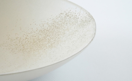 深皿Φ180 白貝 常滑焼 陶器 皿 日本製 手作り おしゃれ シンプル ボウル やきもの マット 食器 サラダ皿 カレー皿 おもてなし ギフト プレゼント 贈り物 結婚祝い 和食器 料理 キッチン用品 飾り台 日本六古窯 焼き物 電子レンジ可 食洗機可