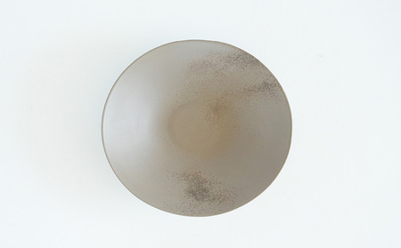 深皿Φ180 グレー貝 常滑焼 陶器 皿 日本製 手作り おしゃれ シンプル ボウル やきもの マット 食器 サラダ皿 カレー皿 おもてなし ギフト プレゼント 贈り物 結婚祝い 和食器 料理 キッチン用品 飾り台 日本六古窯 焼き物 電子レンジ可 食洗機可