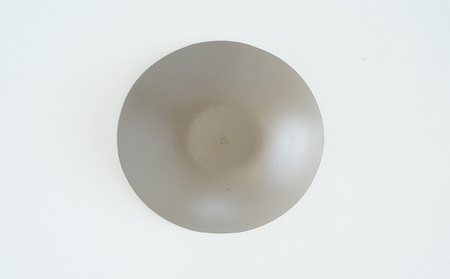 深皿Φ180 グレー貝 常滑焼 陶器 皿 日本製 手作り おしゃれ シンプル ボウル やきもの マット 食器 サラダ皿 カレー皿 おもてなし ギフト プレゼント 贈り物 結婚祝い 和食器 料理 キッチン用品 飾り台 日本六古窯 焼き物 電子レンジ可 食洗機可