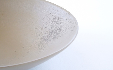 深皿Φ180 グレー貝 常滑焼 陶器 皿 日本製 手作り おしゃれ シンプル ボウル やきもの マット 食器 サラダ皿 カレー皿 おもてなし ギフト プレゼント 贈り物 結婚祝い 和食器 料理 キッチン用品 飾り台 日本六古窯 焼き物 電子レンジ可 食洗機可
