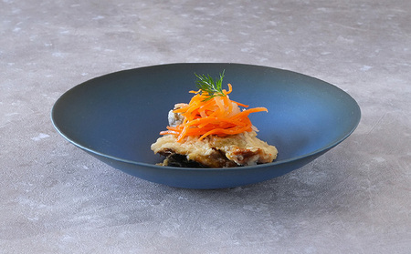 深皿Φ180 青黒 常滑焼 陶器 皿 日本製 手作り おしゃれ シンプル ボウル やきもの マット 食器 サラダ皿 カレー皿 おもてなし ギフト プレゼント 贈り物 結婚祝い 和食器 料理 キッチン用品 飾り台 日本六古窯 焼き物 電子レンジ可 食洗機可