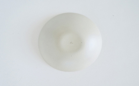 深皿Φ220　白貝 常滑焼 陶器 皿 日本製 手作り おしゃれ シンプル ボウル やきもの マット 食器 サラダボウル サラダ皿 カレー皿 おもてなし ギフト プレゼント 贈り物 結婚祝い 和食器 料理 キッチン用品 飾り台 日本六古窯 焼き物 電子レンジ可 食洗機可