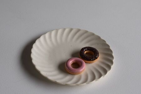 常滑焼 箸置き　ドーナッツ2個セット お箸置き お箸 箸 かわいい 可愛い キュート 写真映え SNS映え 陶器 陶器製 伝統工芸 伝統工芸品 セット 2個セット ドーナツ ドーナツ型 TOKONAMESTORE 山源陶苑 愛知県 常滑市