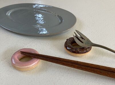 常滑焼 箸置き　ドーナッツ2個セット お箸置き お箸 箸 かわいい 可愛い キュート 写真映え SNS映え 陶器 陶器製 伝統工芸 伝統工芸品 セット 2個セット ドーナツ ドーナツ型 TOKONAMESTORE 山源陶苑 愛知県 常滑市