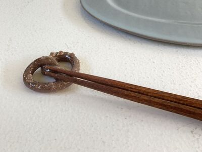 常滑焼 箸置き　プレッツェル2個セット お箸置き お箸 箸 かわいい 可愛い キュート 写真映え SNS映え 陶器 陶器製 伝統工芸 伝統工芸品 セット 2個セット プレッツェル プレッツェル型 TOKONAMESTORE 山源陶苑 愛知県 常滑市