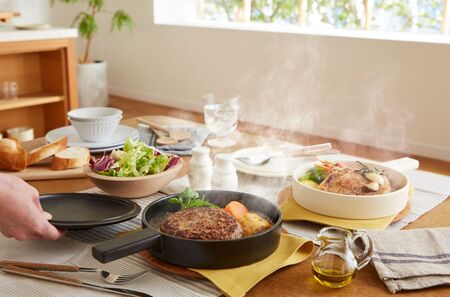 常滑焼 TOKONAME あつあつパン（BLACK）キャセロール 鍋 フライパン 蓋つき レシピつき 黒 ブラック 調理器具 調理 料理 陶器 直火対応 TOKONAMESTORE 山源陶苑 愛知県 常滑市