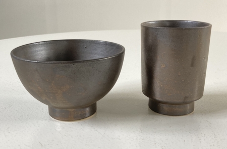 常滑焼 飯碗湯呑セット（Iron Black） お茶碗 茶碗 湯呑 2個セット 黒 黒色 ブラック かわいい 可愛い オシャレ シンプル カラーバリエーション豊富 陶器 食器 伝統工芸品 手作り 常滑焼 TOKONAMESTORE 山源陶苑 愛知県 常滑市