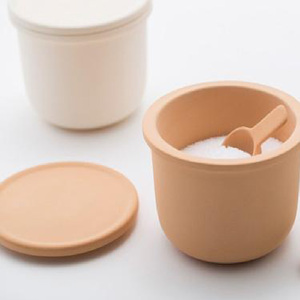 TOKONAME SUYAKI CROCK ＆ SPOON・WHITE 陶器 常滑焼 日本製 調味料 乾物 塩 保存容器 サラサラ 固まらない 湿気ない 湿気防止 スプーン付き 甕 蓋付き キッチン用品 キッチンツール ストッカー キャニスター 調味料入れ おしゃれ 日本六古窯