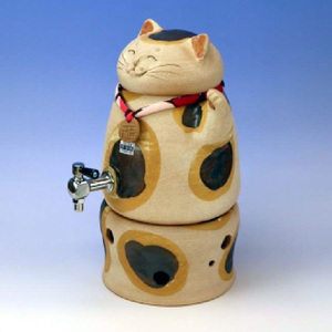 焜清窯　常滑焼焼酎サーバー 招き猫　三毛猫 陶器 蒸留酒 保存 焼酎ボトル 焼酎瓶 お酒 酒器 まろやか インテリア 猫 やきもの パーティ キッチン ウォーターサーバー 遠赤外線効果 伝統工芸 かわいい 日本六古窯 常滑焼 愛知県 常滑市