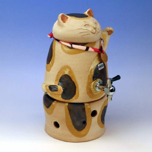 焜清窯　常滑焼焼酎サーバー 招き猫　三毛猫 陶器 蒸留酒 保存 焼酎ボトル 焼酎瓶 お酒 酒器 まろやか インテリア 猫 やきもの パーティ キッチン ウォーターサーバー 遠赤外線効果 伝統工芸 かわいい 日本六古窯 常滑焼 愛知県 常滑市