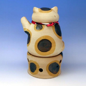 焜清窯　常滑焼焼酎サーバー 招き猫　三毛猫 陶器 蒸留酒 保存 焼酎ボトル 焼酎瓶 お酒 酒器 まろやか インテリア 猫 やきもの パーティ キッチン ウォーターサーバー 遠赤外線効果 伝統工芸 かわいい 日本六古窯 常滑焼 愛知県 常滑市