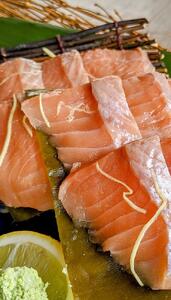 漁師仕込み　琵琶湖固有種　天然琵琶鱒の昆布締め刺身