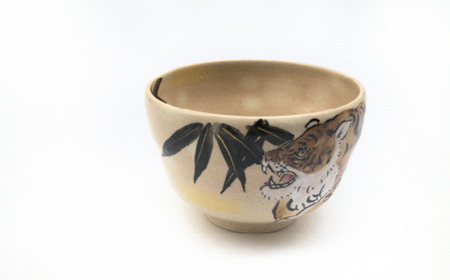 虎の絵柄 陶器小皿 木箱付き 虎の絵柄 陶器小皿 木箱付き