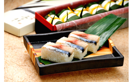 M320　紀州あせ葉寿司２１個入（鯖・鯛・鮭）