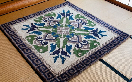 【手刺繍】蟹牡丹縁二重雷文（灰地） 約200×200cm / / 鍋島緞通 [41AAAM011]