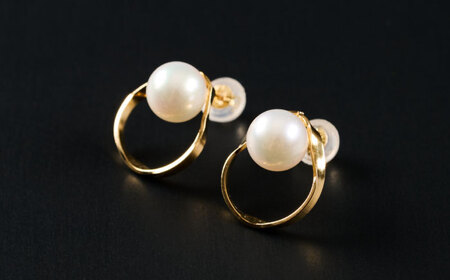 艶やか優美なメタルラインを纏う 6.5mm アコヤ真珠ピアス（ケース付き） / 佐賀県 [41AAAA019]