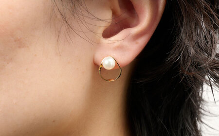 艶やか優美なメタルラインを纏う 6.5mm アコヤ真珠ピアス（ケース付き） / 佐賀県 [41AAAA019]