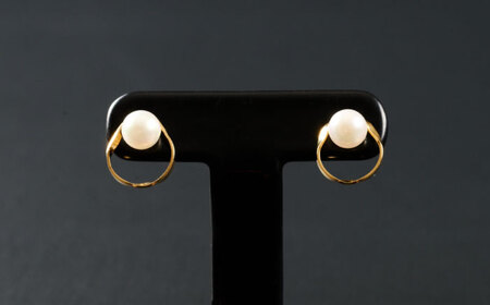 艶やか優美なメタルラインを纏う 6.5mm アコヤ真珠ピアス（ケース付き） / 佐賀県 [41AAAA019]