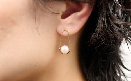 ちょっと揺れが素敵！艶々7.5mm アコヤ真珠デザインピアス（ケース付き） / 佐賀県 [41AAAA020]