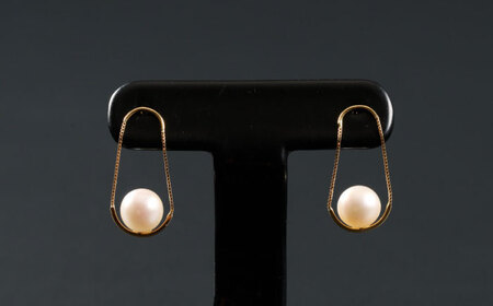 ちょっと揺れが素敵！艶々7.5mm アコヤ真珠デザインピアス（ケース付き） / 佐賀県 [41AAAA020]
