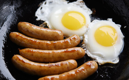 平飼いニワトリの有精卵！ほんまの朝食セットA（卵20個、ウィンナーソーセージ12本） / 佐賀県 / 本間農園 [41AJAA012]